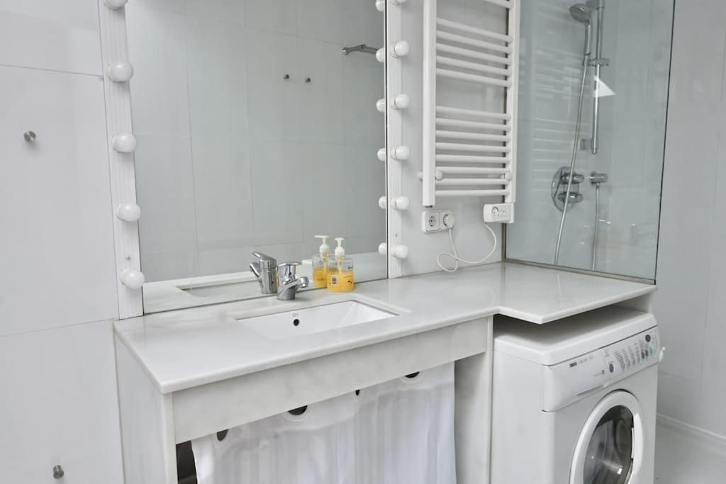 For You Rentals Apartamento Temporal Con Encanto A Pocos Metros Del Sol Myr13 Madrid Eksteriør bilde